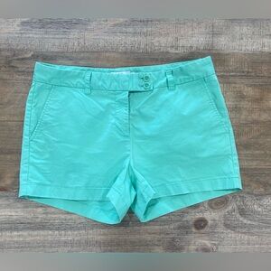Vineyard Vines women’s size 10 light Green front and back pocketed chino shorts